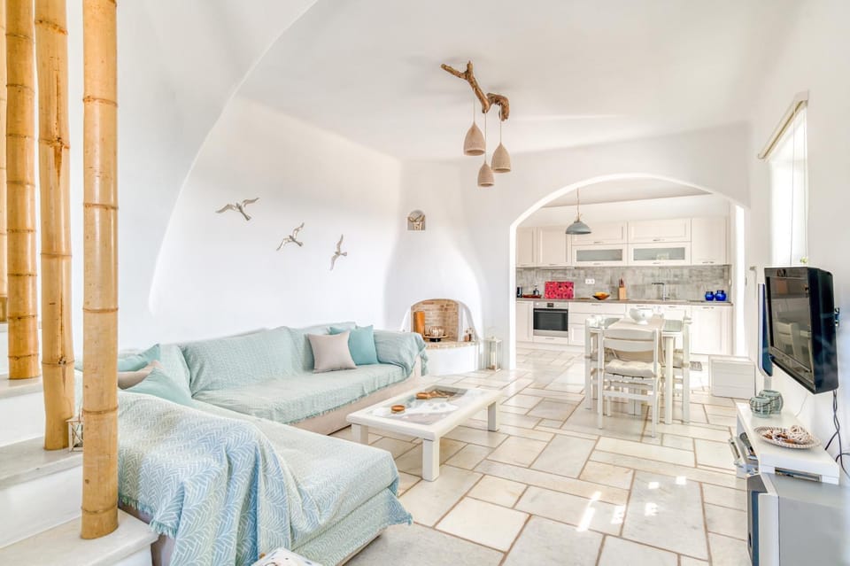 TV and multimedia, Kitchen or kitchenette, Living room, Seating area, Dining area