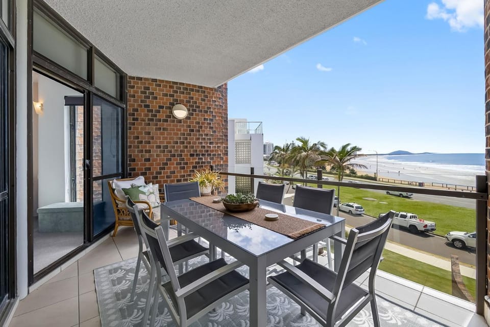 2 bedrooms 2 baths with balcony and ocean views, across from ocean Apartment in Sunshine Coast