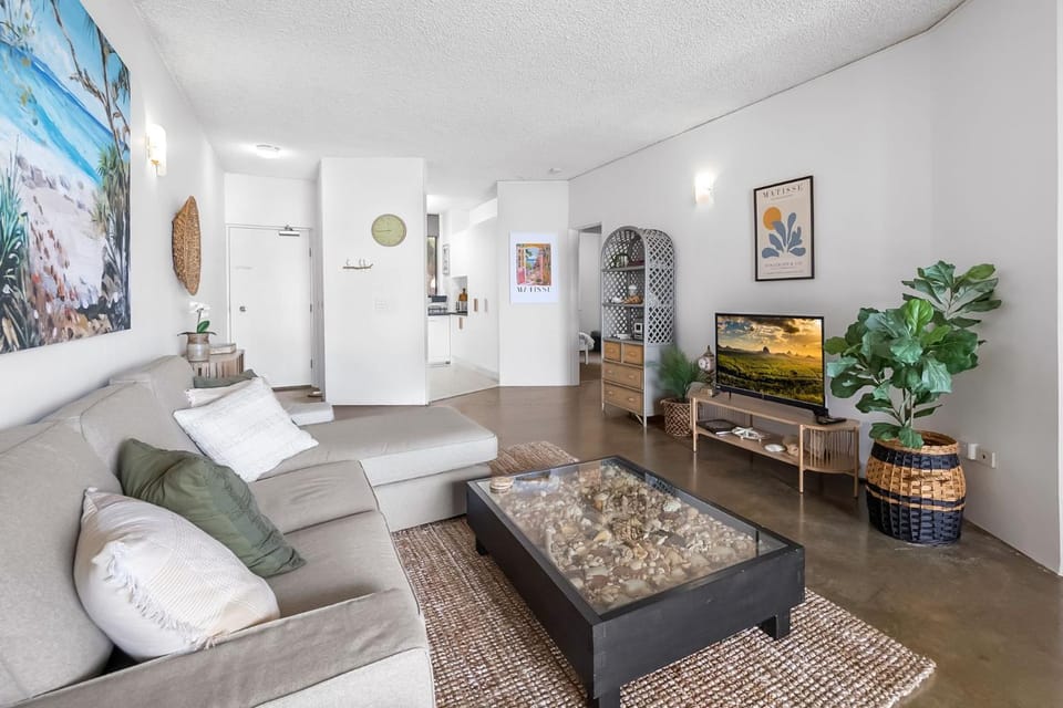 2 bedrooms 2 baths with balcony and ocean views, across from ocean Apartment in Sunshine Coast