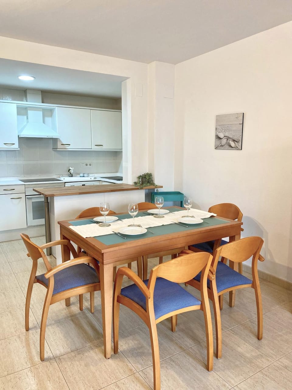 Kitchen or kitchenette, Dining area