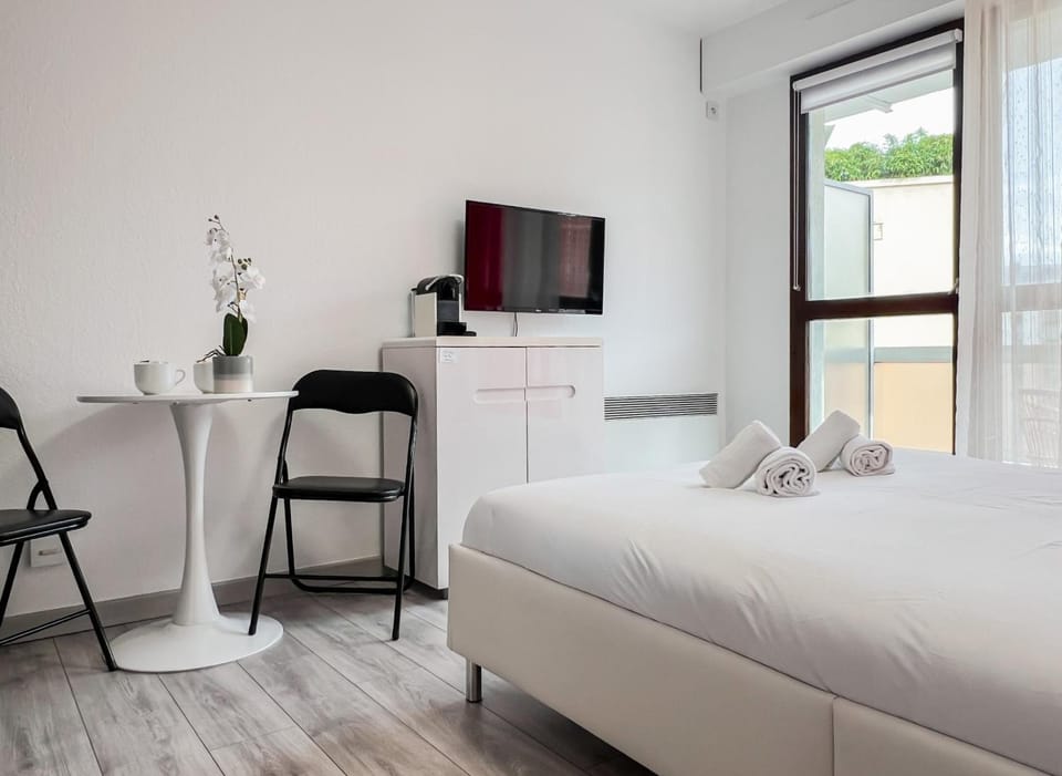 Communal lounge/ TV room, TV and multimedia, Photo of the whole room, Evening entertainment, Bedroom, hair dresser