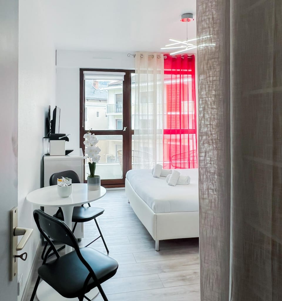 Bed, Living room, Photo of the whole room, Seating area, Bedroom, hair dresser