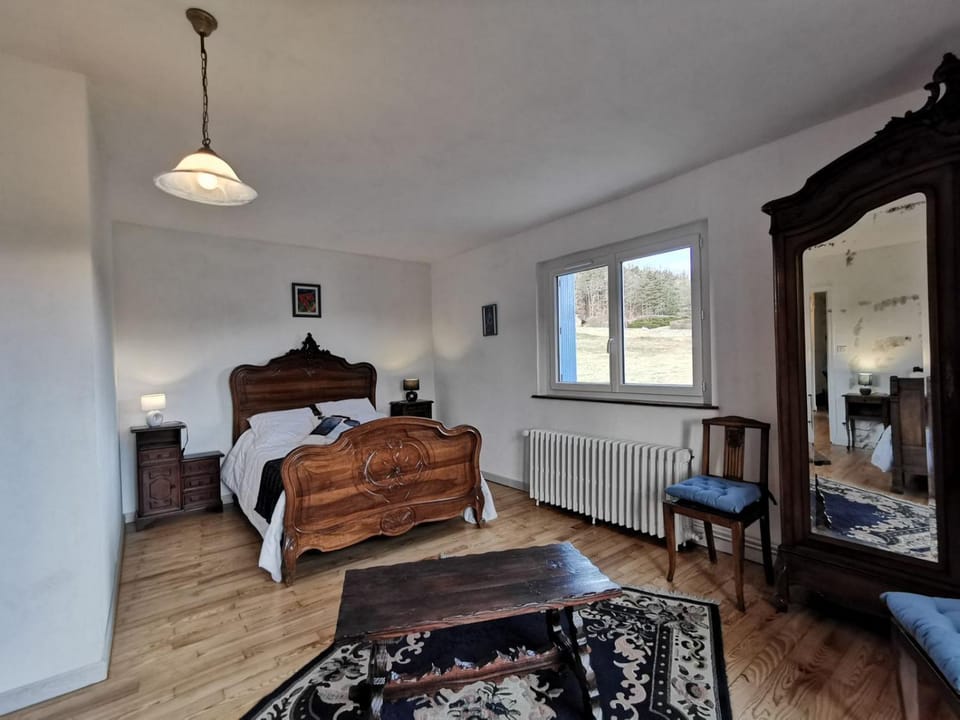 Photo of the whole room, Bedroom