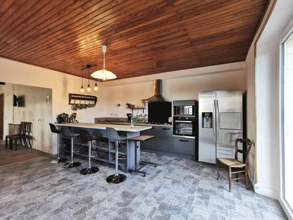 Kitchen or kitchenette, oven, pet friendly, stove, toaster