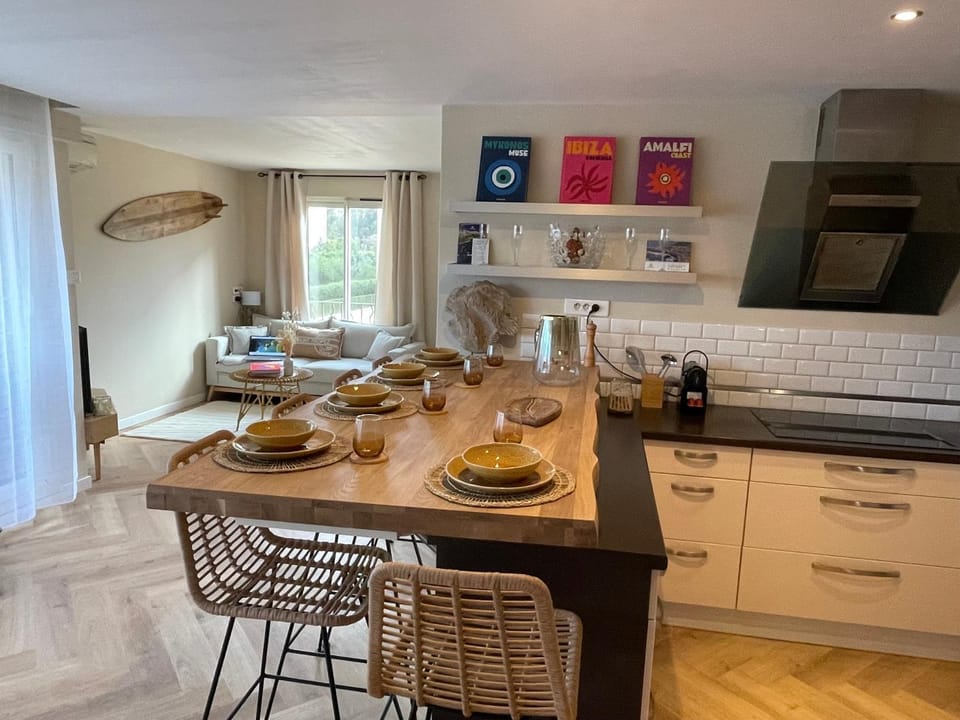 Kitchen or kitchenette, Food and drinks, Dining area