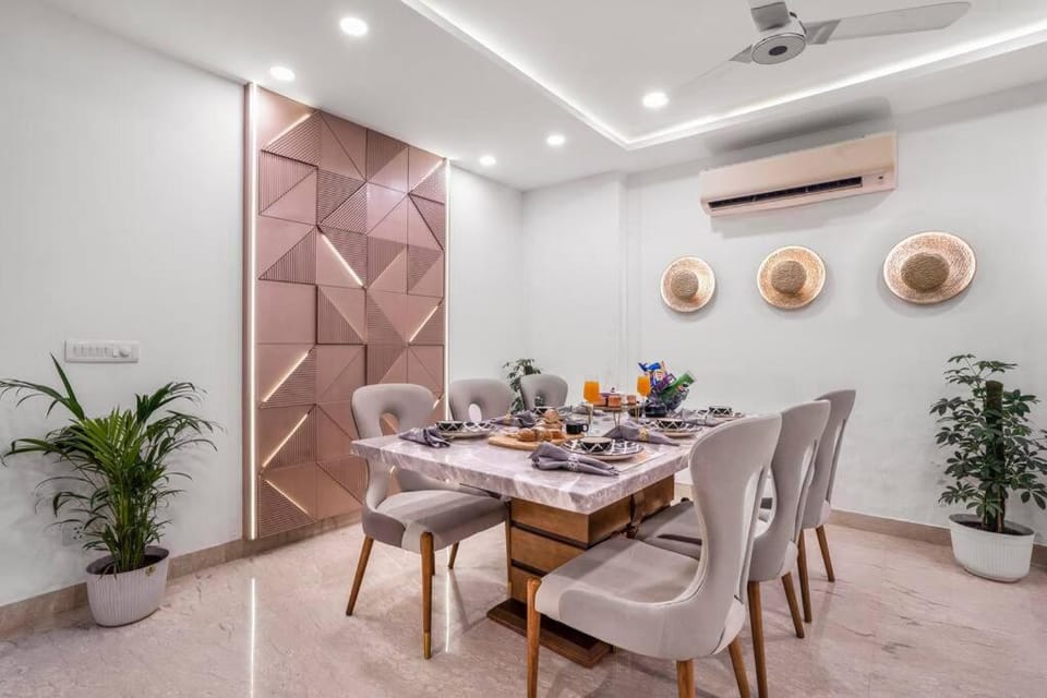 Living room, Seating area, Dining area, fireplace, air conditioner