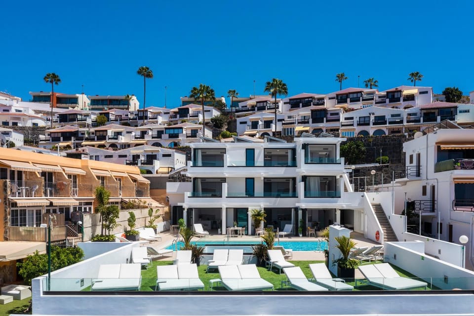 Property building, Pool view, Swimming pool, sunbed