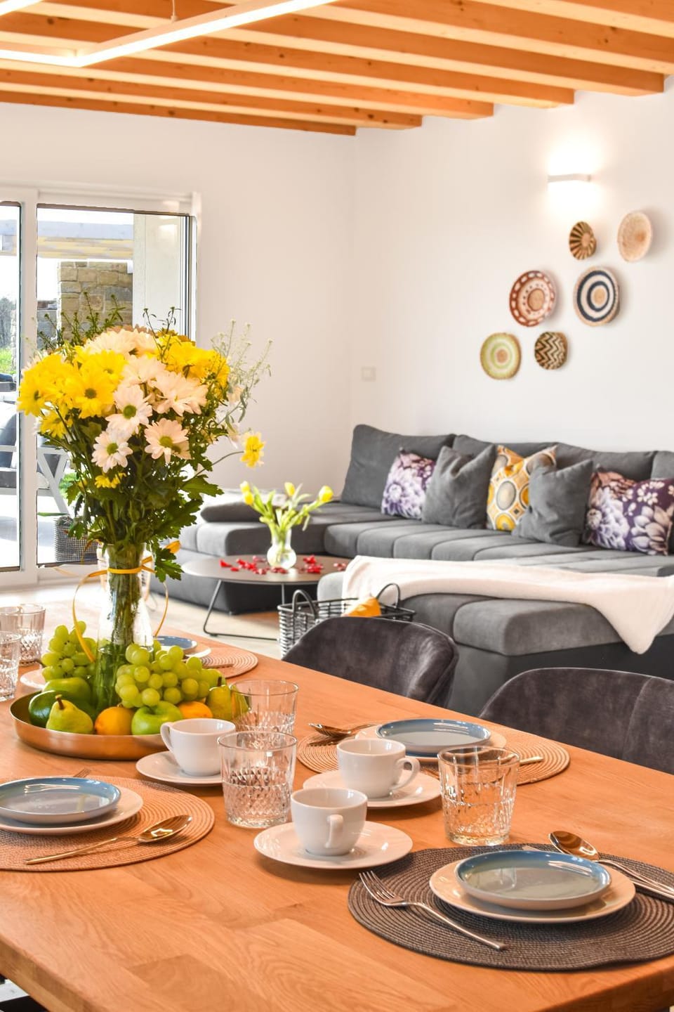 Living room, Seating area, Dining area