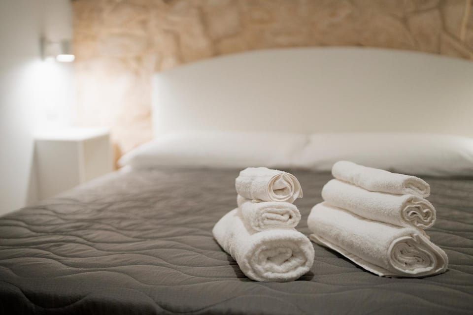 Bed, towels