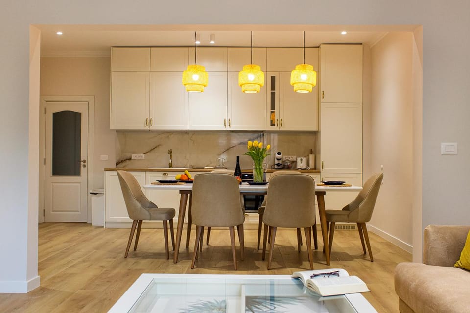 Kitchen or kitchenette, Dining area