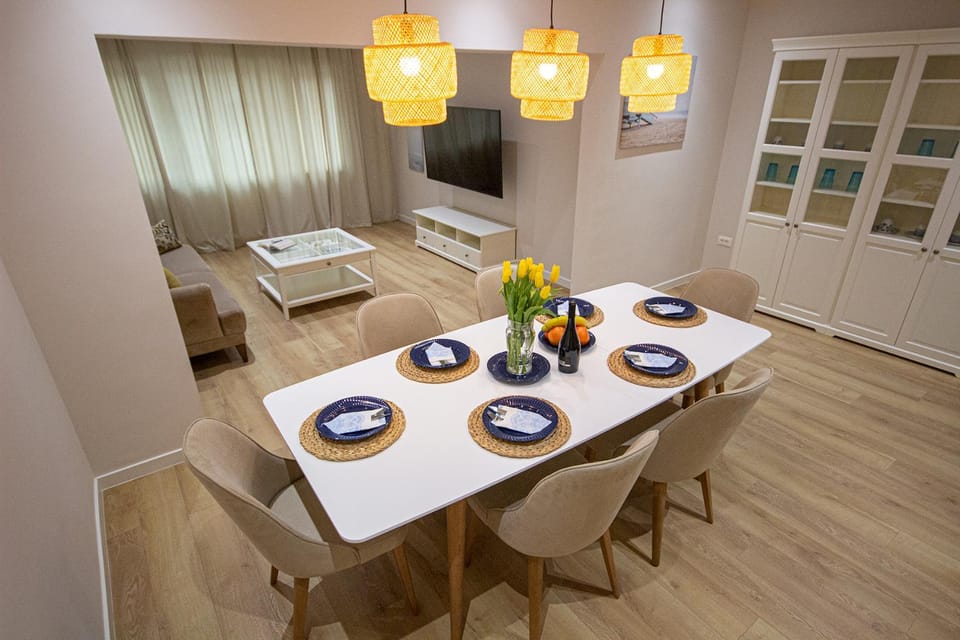 TV and multimedia, Living room, Seating area, Dining area