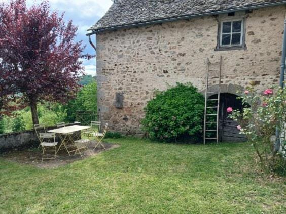 Chambre indépendante - style studio - avec jardin à la campagne Bed and Breakfast in Auvergne-Rhône-Alpes
