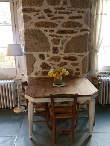 Chambre indépendante - style studio - avec jardin à la campagne Bed and Breakfast in Auvergne-Rhône-Alpes