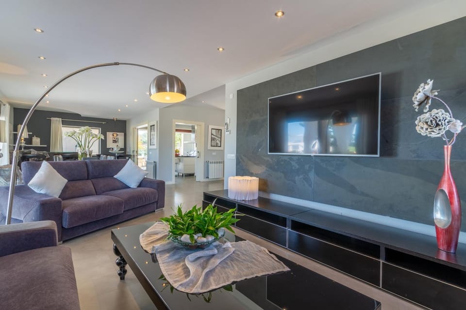 Communal lounge/ TV room, Living room