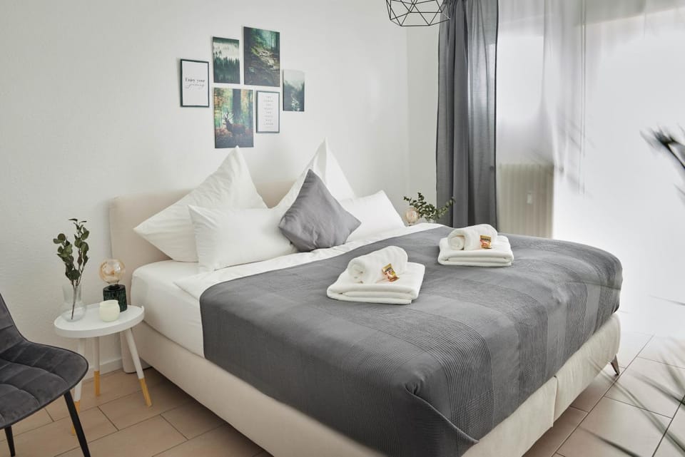 Bed, Photo of the whole room, Bedroom, towels