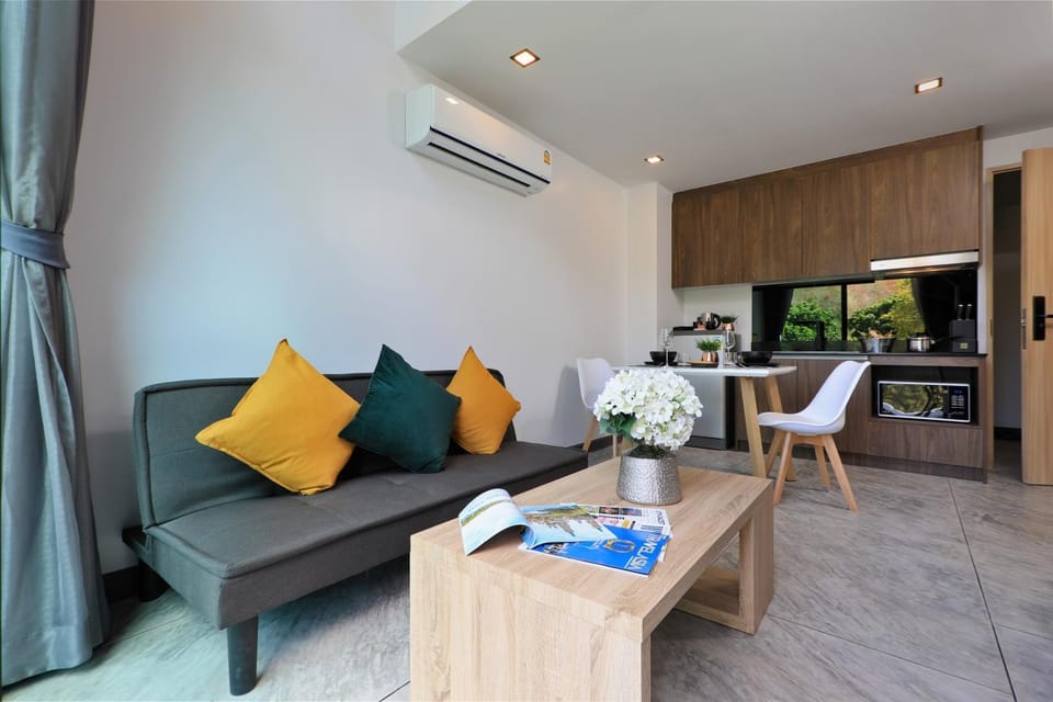 Living room, Seating area, Dining area, stove