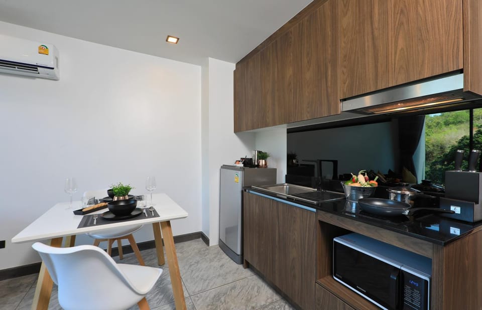 Kitchen or kitchenette, Dining area, stove