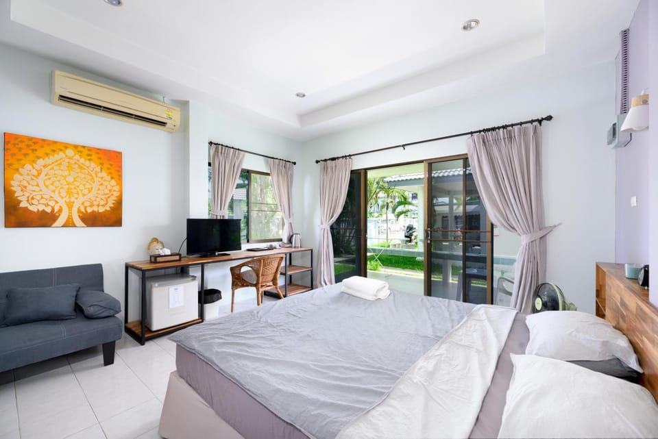 Communal lounge/ TV room, Bed, TV and multimedia, Living room, Photo of the whole room, Seating area, air conditioner