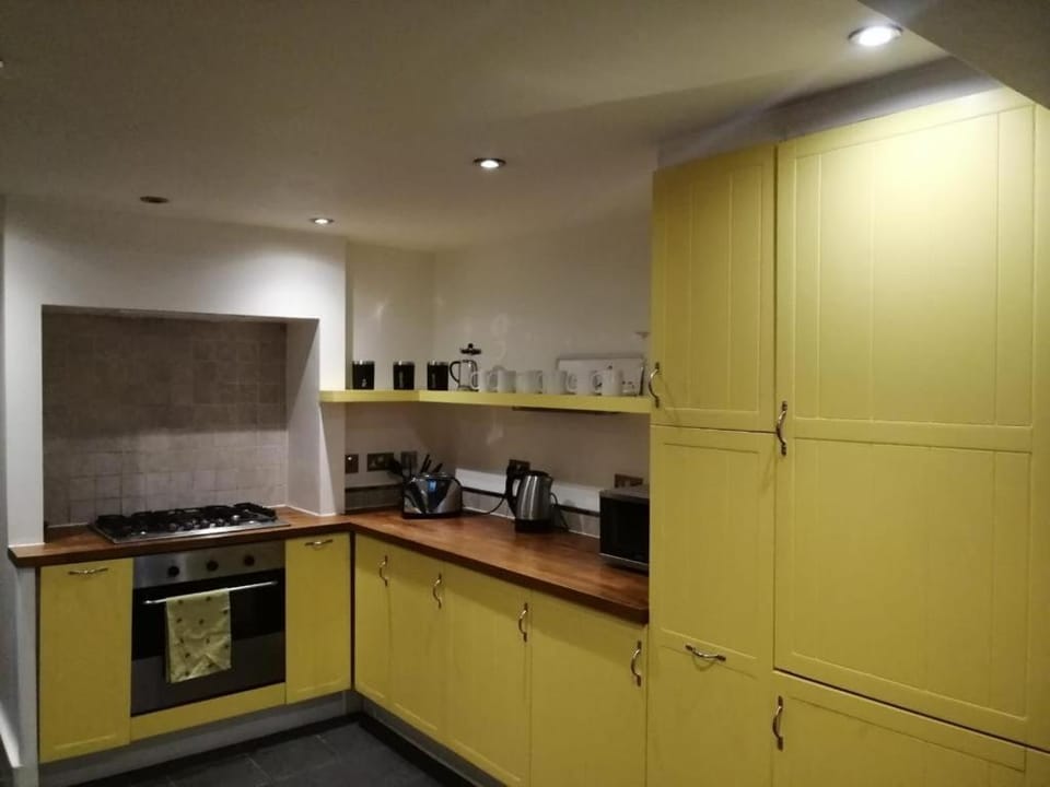 Coffee/tea facilities, Kitchen or kitchenette, oven, stove, toaster
