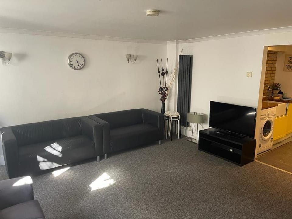 Communal lounge/ TV room, TV and multimedia, Living room, Seating area, Evening entertainment