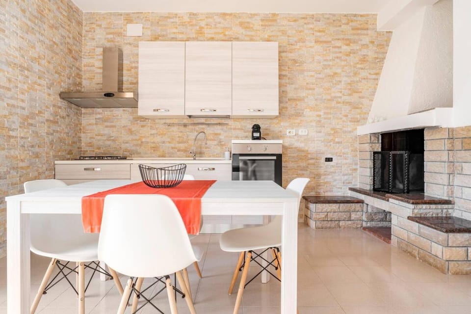 Kitchen or kitchenette, Dining area, flat iron, pet friendly, stove