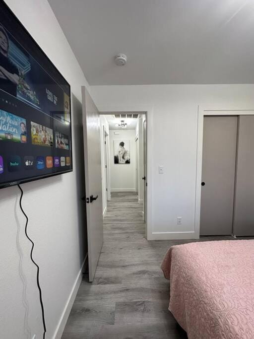 Cozy Getaway with King bed & 70inTV House in Carmichael