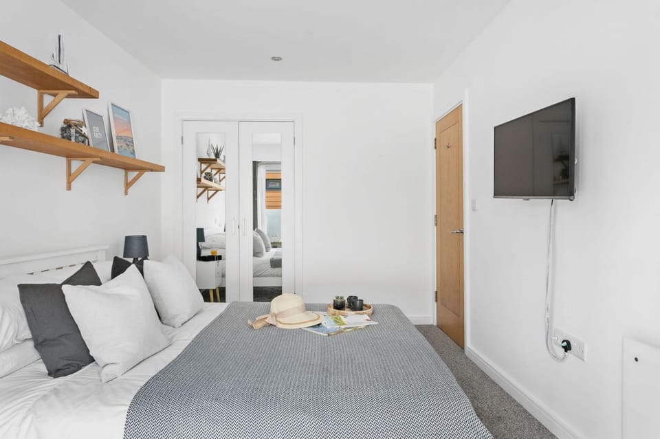 Bed, TV and multimedia, Bedroom, wardrobe