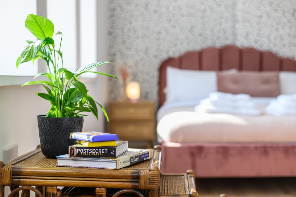 Neighbourhood Bedrooms Apartment in Cardiff