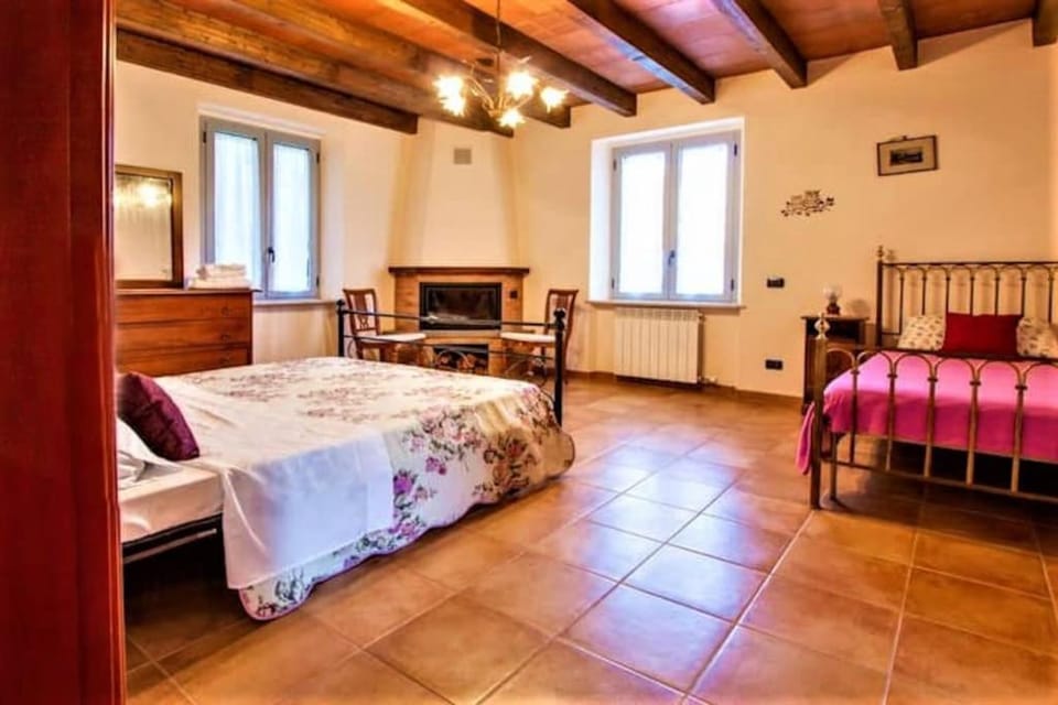 Bed, Photo of the whole room, Bedroom, flat iron, heating, heating, towels, towels