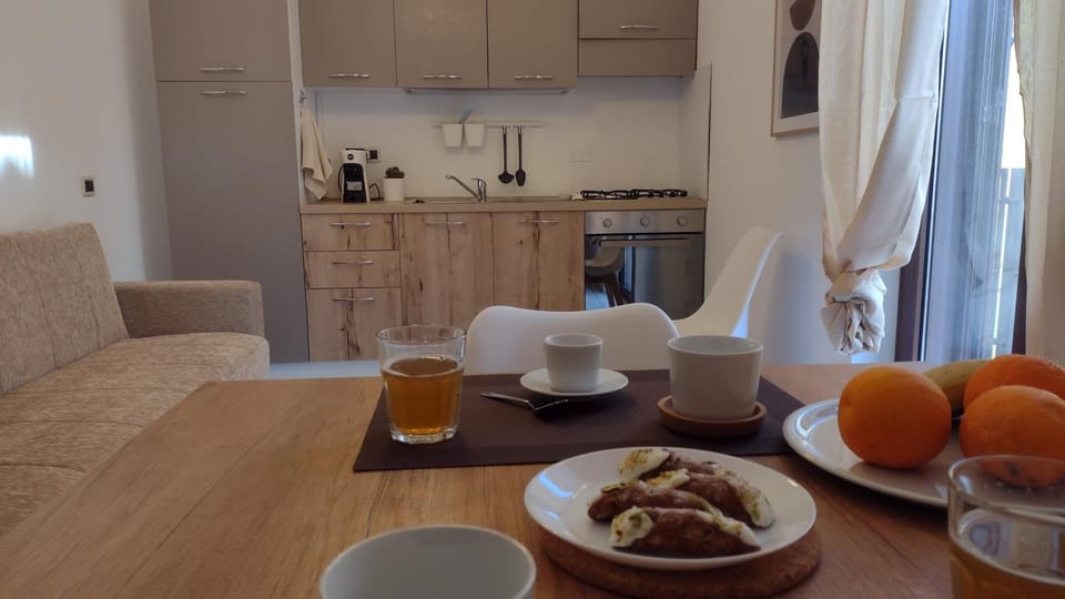 Coffee/tea facilities, Kitchen or kitchenette, Living room, Dining area