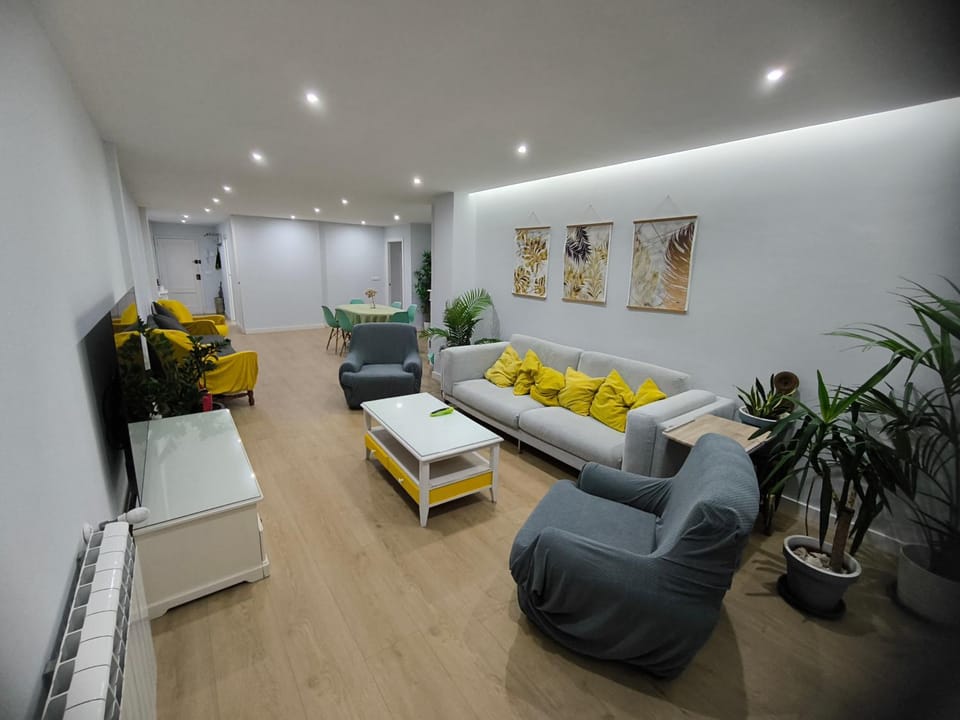 Communal lounge/ TV room, Living room, Dining area