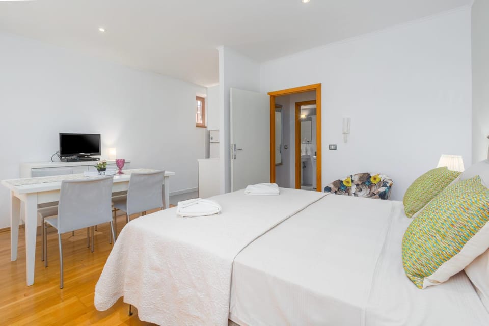 TV and multimedia, Photo of the whole room, Bedroom, hair dresser