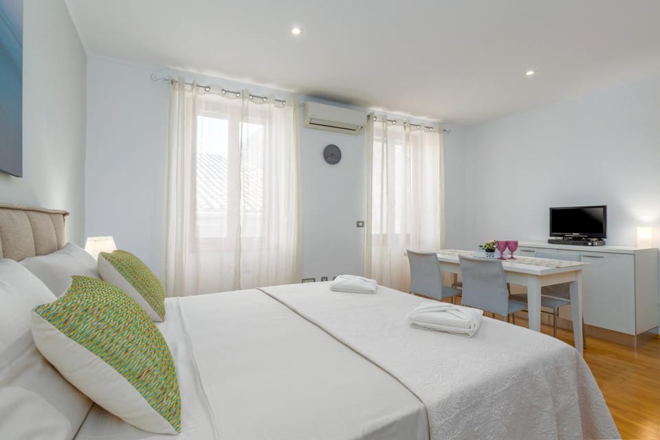 Bed, TV and multimedia, Living room, Photo of the whole room, Seating area, Dining area, Bedroom, hair dresser, air conditioner