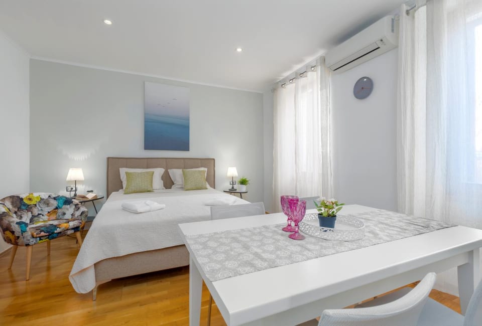 Bed, Living room, Photo of the whole room, Seating area, Bedroom, towels
