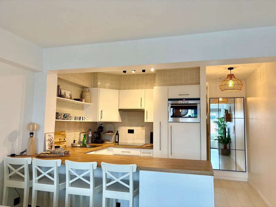 Kitchen or kitchenette, Dining area