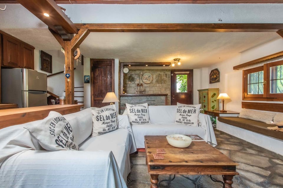 Kitchen or kitchenette, Living room, Seating area