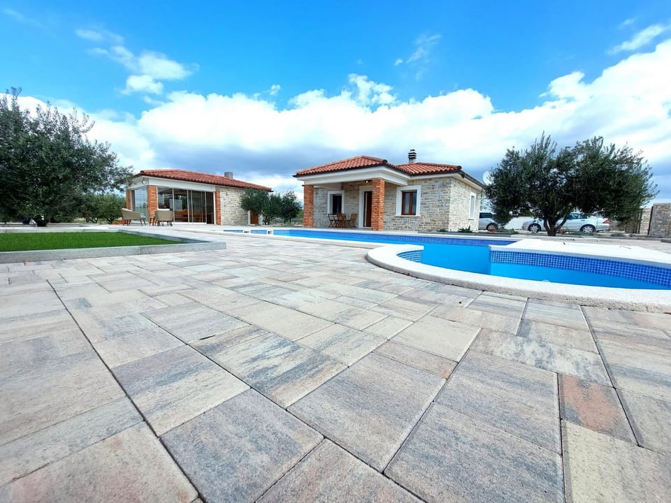 Property building, Swimming pool, Swimming pool