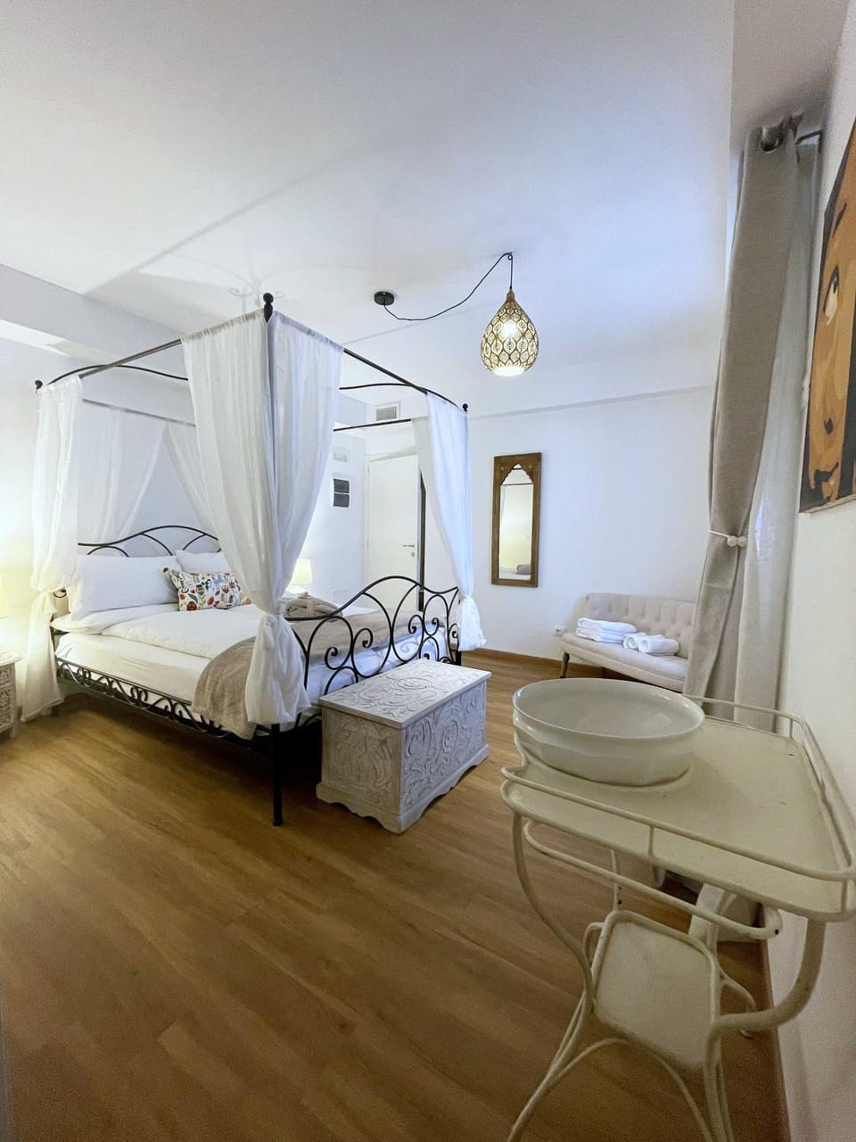 Bed, Photo of the whole room, Bedroom, hair dresser, towels