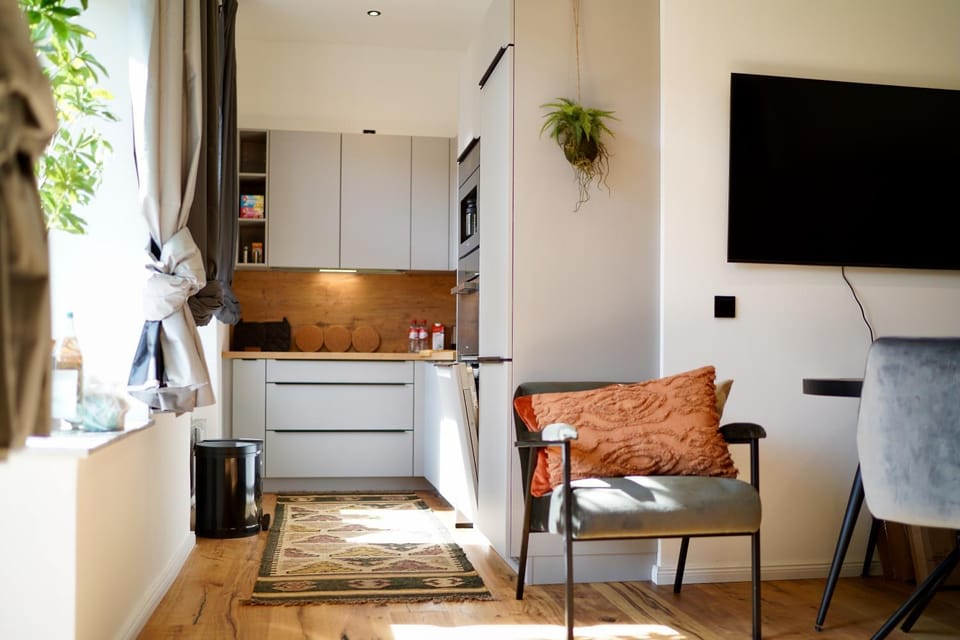 TV and multimedia, Kitchen or kitchenette, Living room, Seating area, Dining area, oven, stove