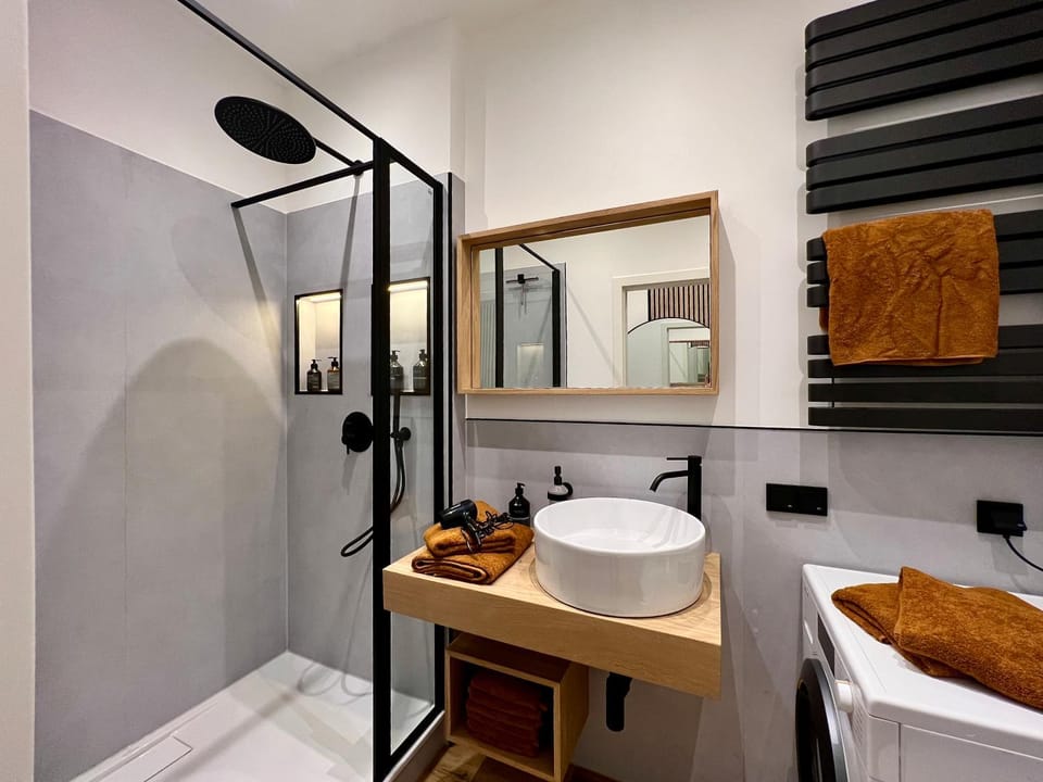 Shower, Bathroom, towels