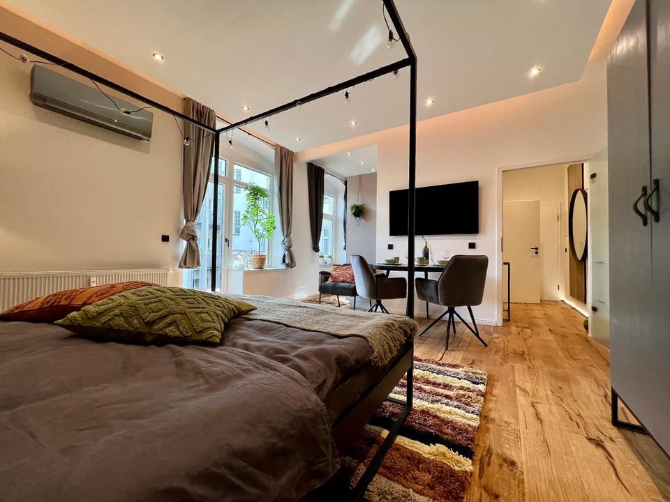 Bed, TV and multimedia, Living room, Photo of the whole room, Seating area, Dining area, Evening entertainment, Bedroom, air conditioner