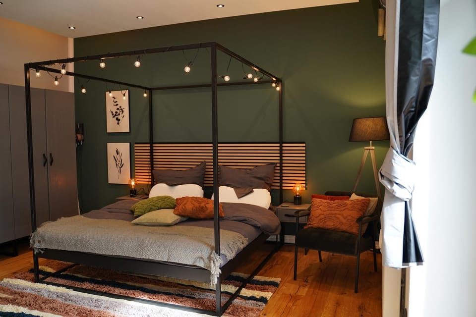 Bed, Living room, Photo of the whole room, Seating area, Bedroom