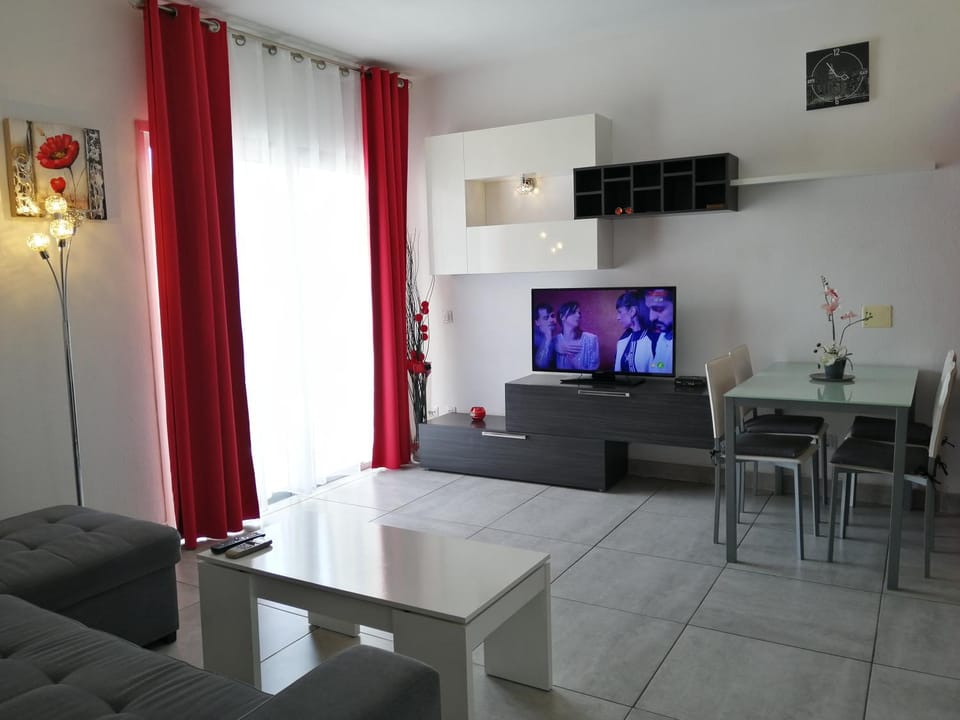 TV and multimedia, Living room, Seating area, Dining area