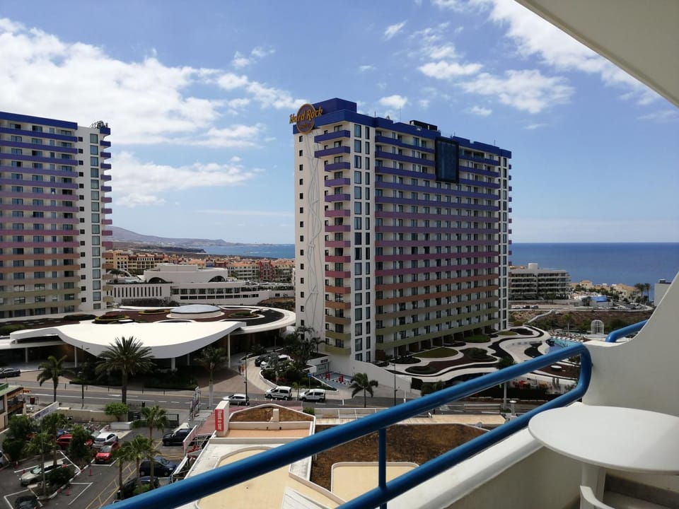 Property building, Day, Balcony/Terrace, Balcony/Terrace, City view, Parking