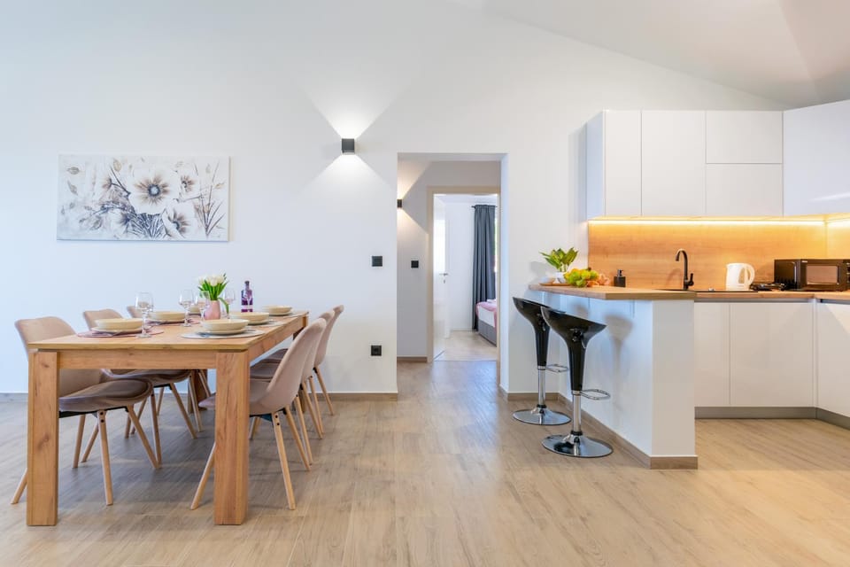 Kitchen or kitchenette, Dining area, Food, minibar, pet friendly, stove