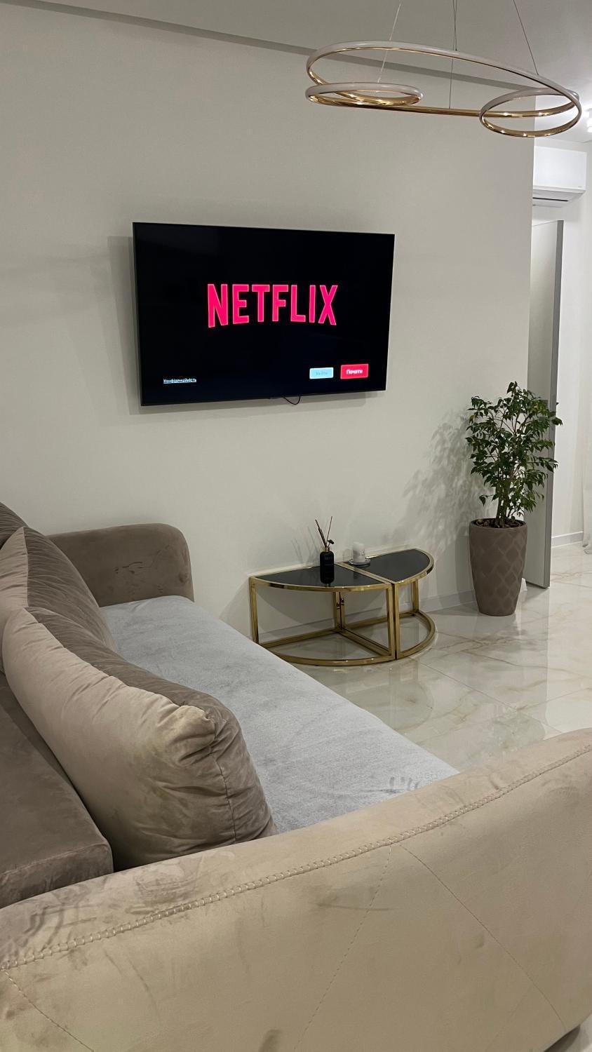 Communal lounge/ TV room, TV and multimedia, Living room, Seating area, Evening entertainment