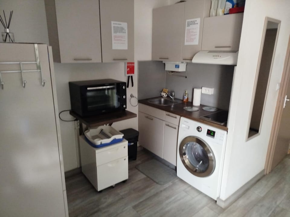 Coffee/tea facilities, Kitchen or kitchenette, On site, microwave, oven, storage, stove, washing machine