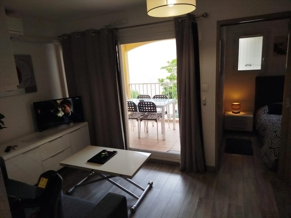 Communal lounge/ TV room, TV and multimedia, Living room, Seating area, Dining area