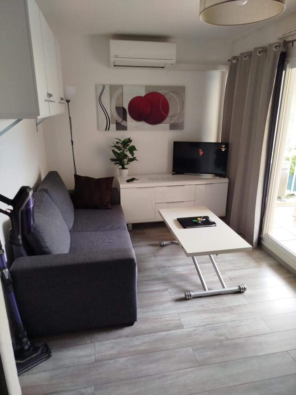Communal lounge/ TV room, TV and multimedia, Living room, Seating area, air conditioner