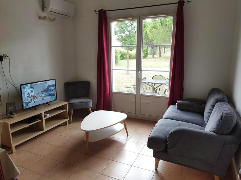 Communal lounge/ TV room, TV and multimedia, Living room, air conditioner